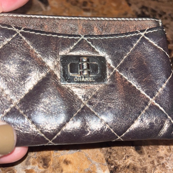 CHANEL - Metallic Aged calfskin quilted reissue card holder bronze color - Picture 4 of 8